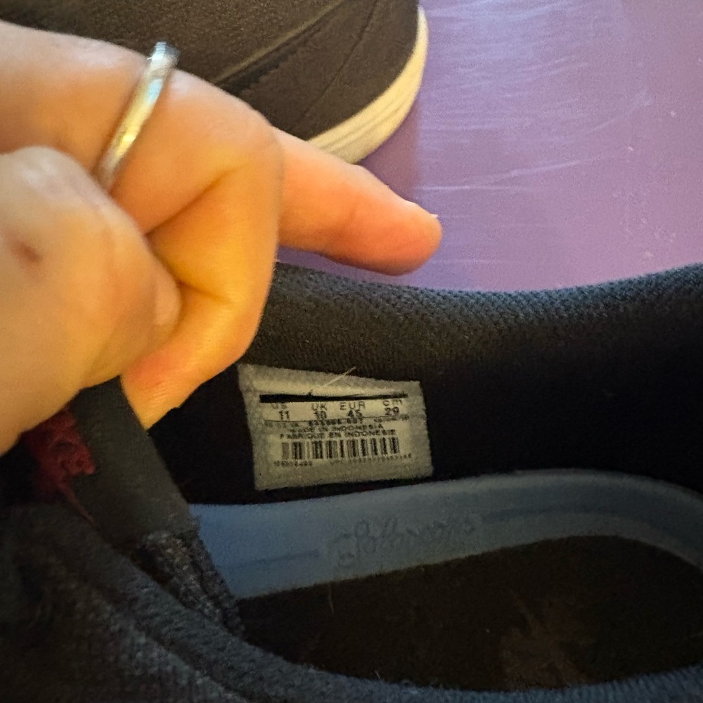 Nike Black and White Sneakers Comfortable Athletic Design - Picture 4 of 6